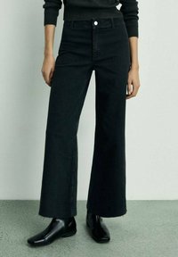 Клешеные джинсы