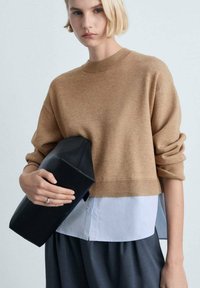 Пуловер в полоску