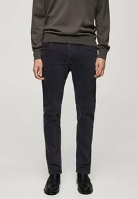 Узкие джинсы