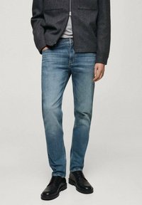 Узкие джинсы