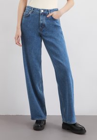 Прямые джинсы