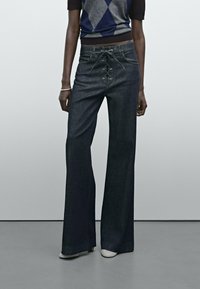 Клешеные джинсы Клешеные джинсы