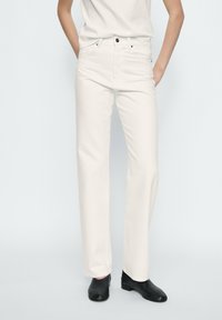 Прямые джинсы