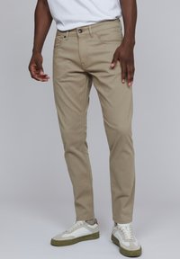 Узкие джинсы