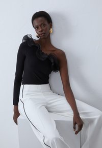 Блузка без рукавов Блузка без рукавов