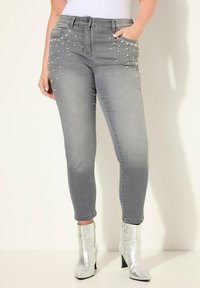 Короткие джинсы