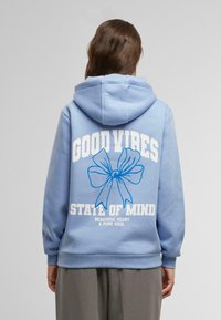 Пуловер с капюшоном