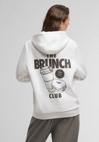 Пуловер с капюшоном