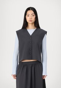 Джинсовая жилетка