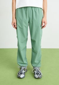 Брюки с накладными карманами