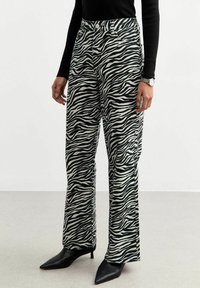 Прямые джинсы