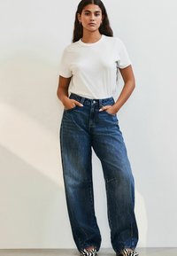 Свободные джинсы