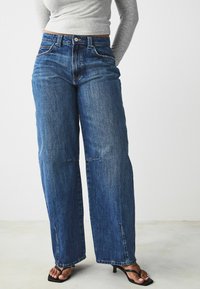 Свободные джинсы