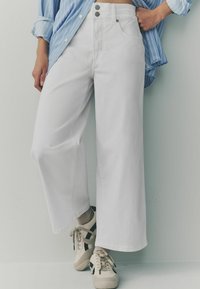 Короткие джинсы