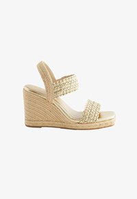 Босоножки на танкетке Босоножки на танкетке