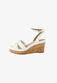 Босоножки на танкетке