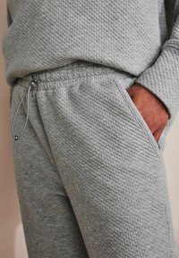 Спортивные штаны