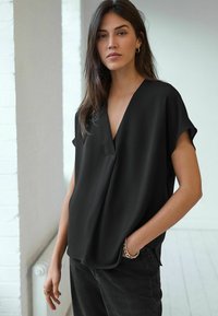 Атласная блузка