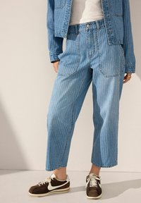 Короткие джинсы