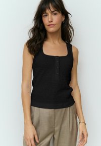 Блузка без рукавов