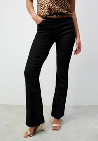 Клешеные брюки