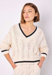 Пуловер с вырезом V