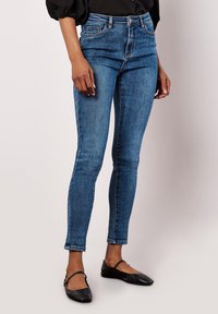 Короткие джинсы