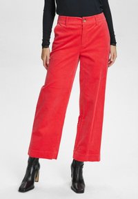 Короткие джинсы