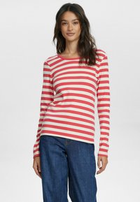 Пуловер в полоску