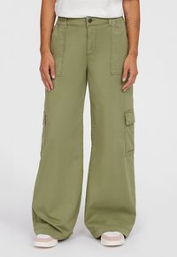 Брюки с накладными карманами