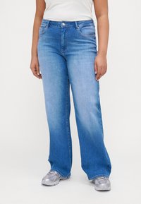 Прямые джинсы