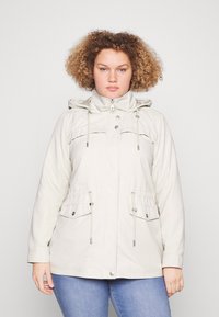 Куртка с накладнымит карманами