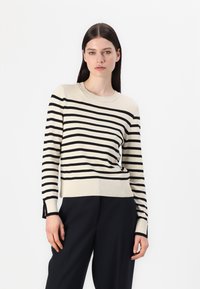 Пуловер в полоску