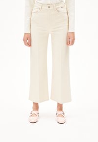 Короткие джинсы