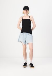 Топ на бретельках