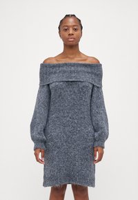 Вязаное платье