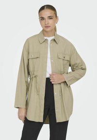 Куртка с накладнымит карманами Куртка с накладнымит карманами