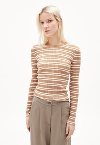 Пуловер в полоску