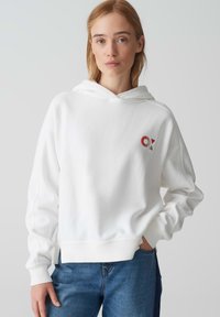 Пуловер с капюшоном