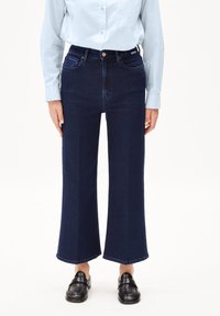 Короткие джинсы