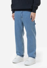 Свободные джинсы