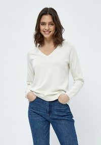 Пуловер с вырезом V