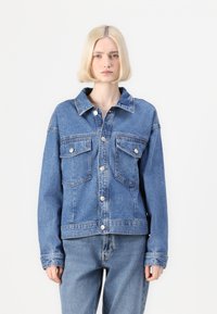 Джинсовая куртка