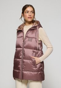 Длинный жилет