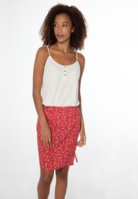 Топ на бретельках