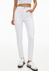 Узкие джинсы