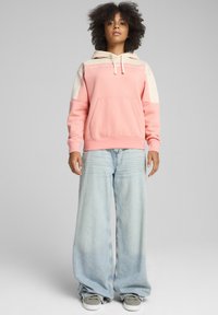 Пуловер с капюшоном