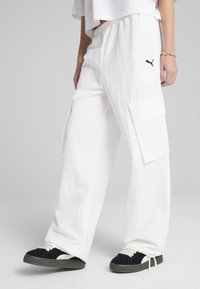 Брюки с накладными карманами