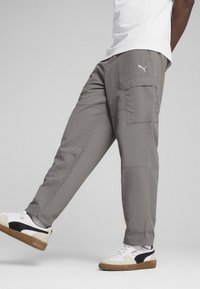 Брюки с накладными карманами Брюки с накладными карманами