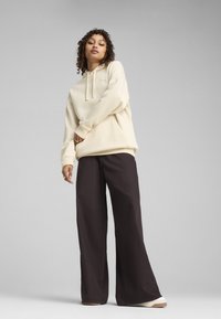 Пуловер с капюшоном